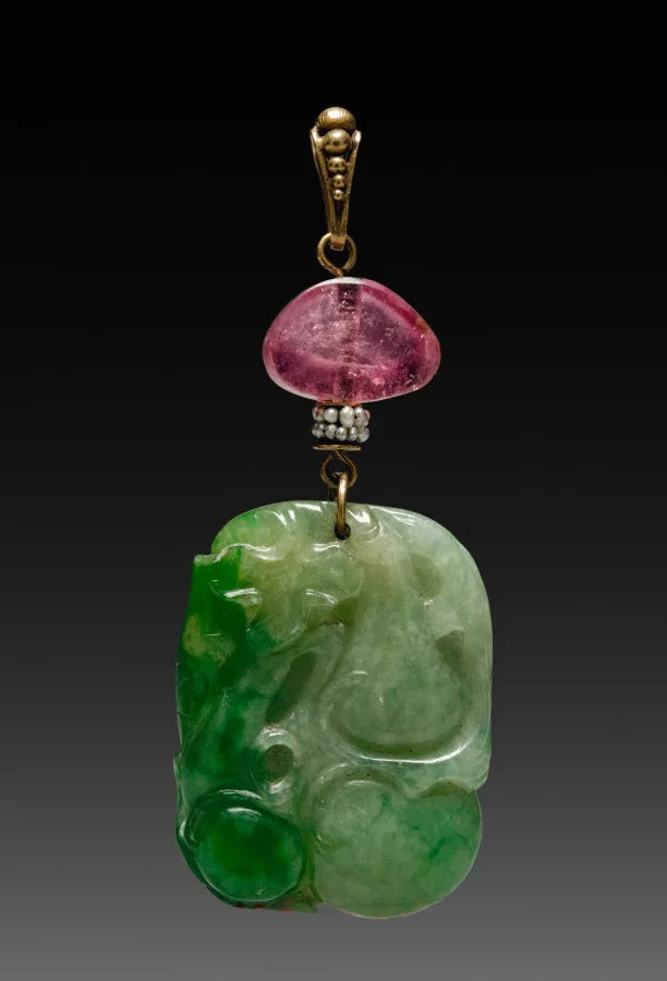 Pendant of gold mounts set with carved green jade, with a suspension loop at the top