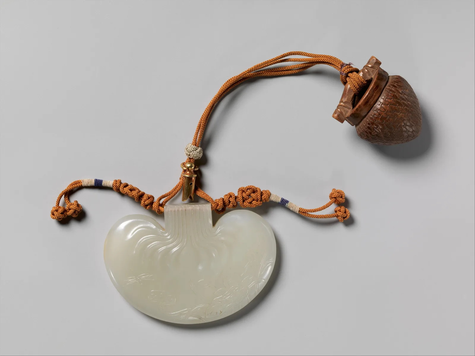 Jade (nephrite) pendant, in the form of a flower bud, qing dynasty.