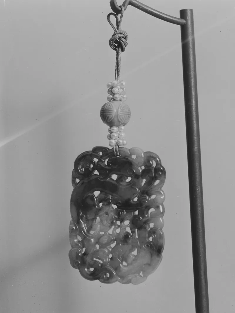 Jade (nephrite) pendant, qing dynasty, 7.6 cm long.