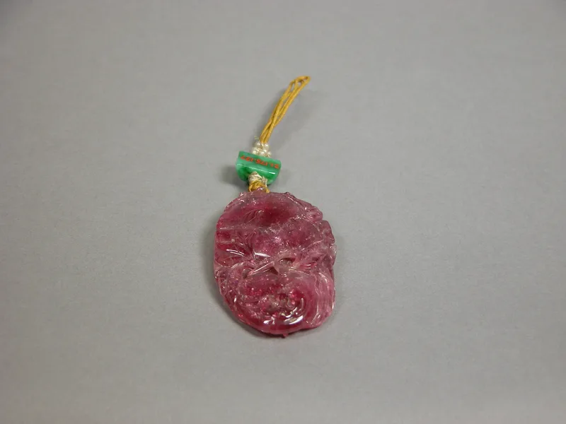 Tourmaline pendant, with floral designs, qing dynasty, 5.7 cm high.