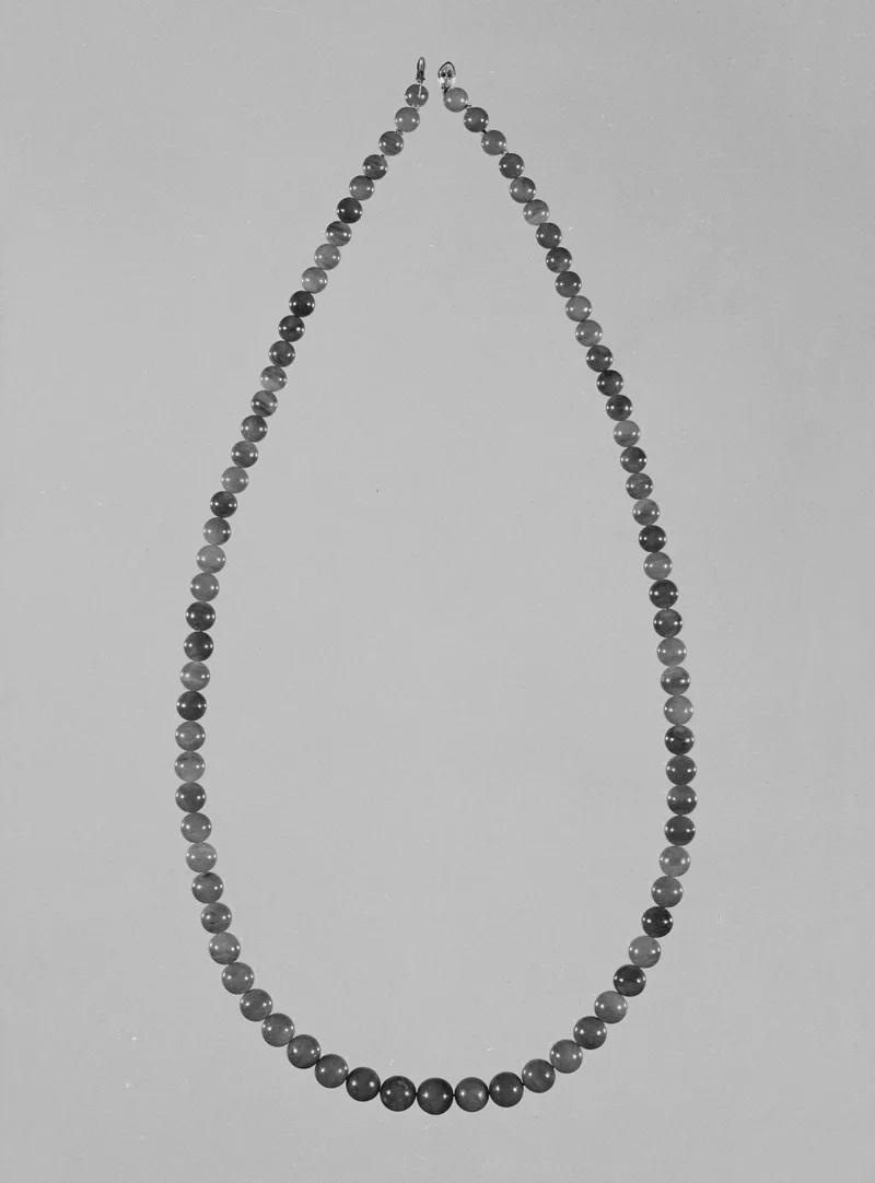 Jade (nephrite) necklace, qing dynasty, 60.3 cm long.