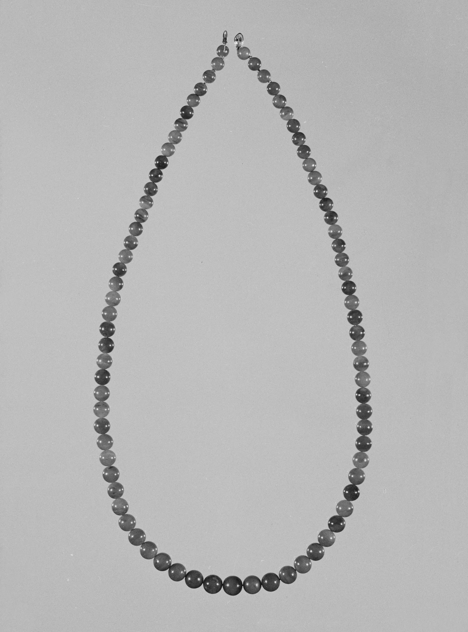 Jade (nephrite) necklace, qing dynasty, 60.3 cm long.