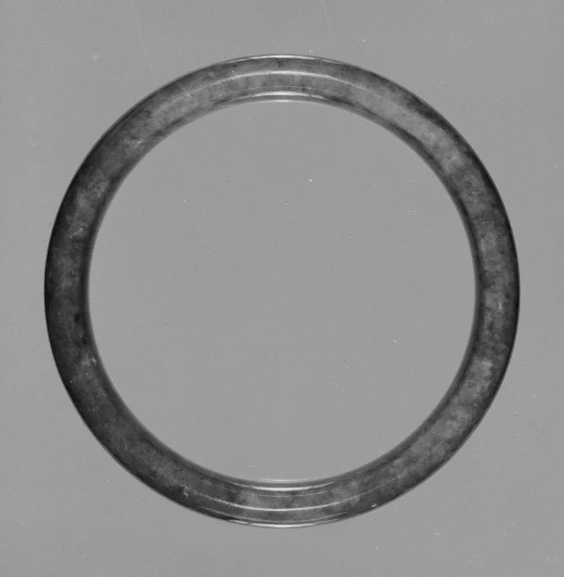 Jade (nephrite) armlet, qing dynasty, 7.1 cm across.