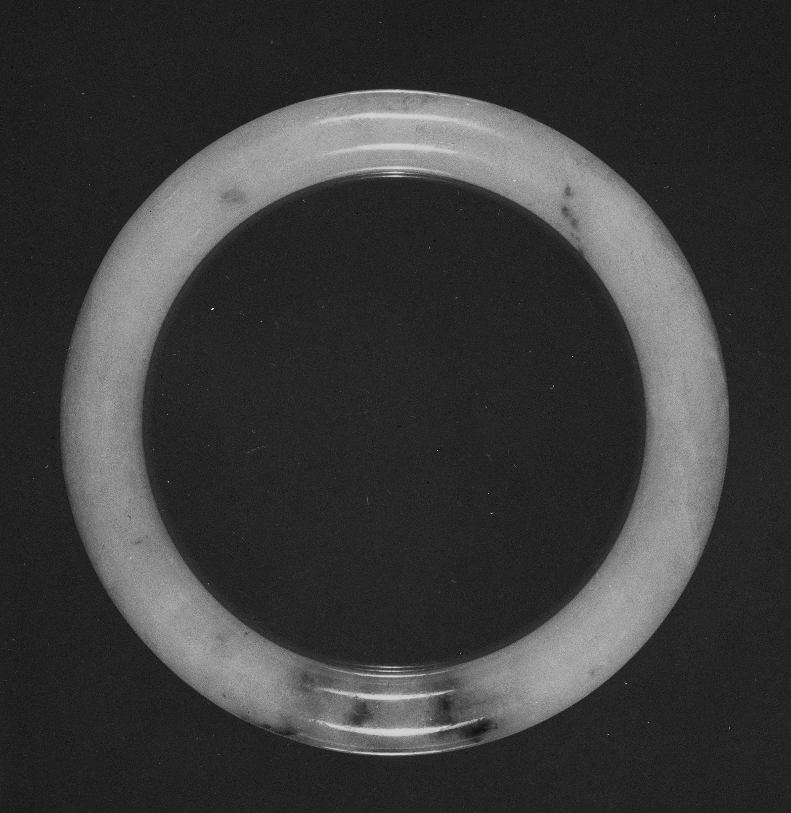 Jadeite armlet, qing dynasty, 7.9 cm across.