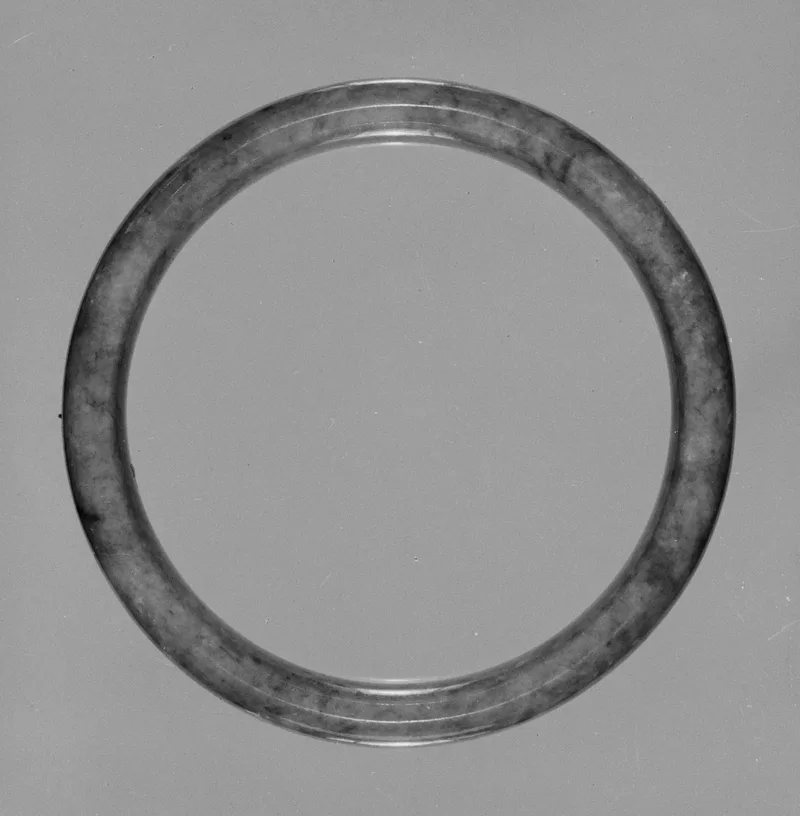 Jade (nephrite) armlet, qing dynasty, 7.1 cm across.