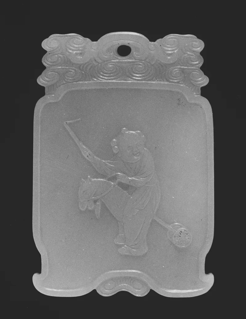 Jade (nephrite) pendant, qing dynasty, 4.4 cm wide.