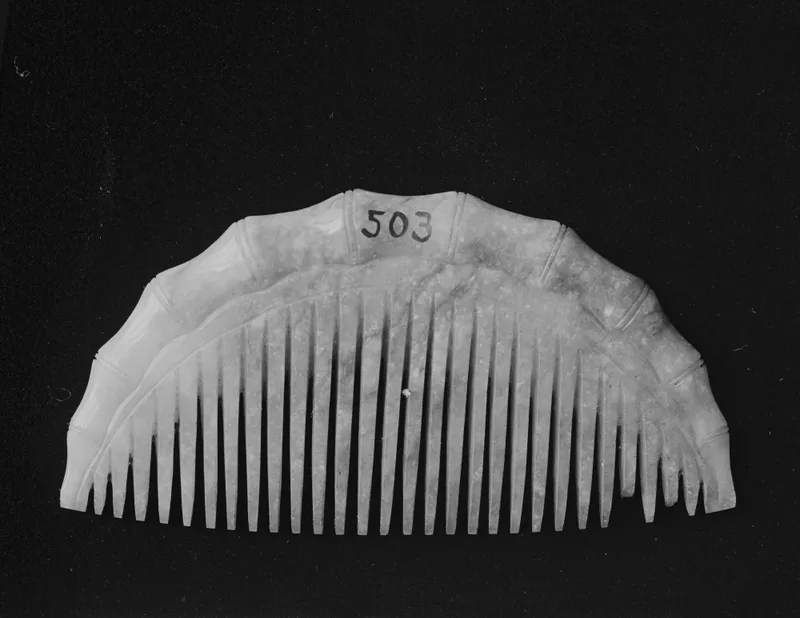 Jadeite comb, qing dynasty, 3.3 cm high.