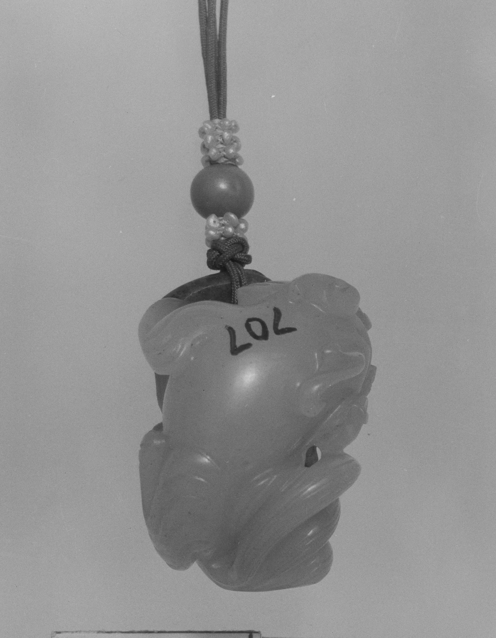 Jade (nephrite) pendant, qing dynasty, 3.8 cm high.