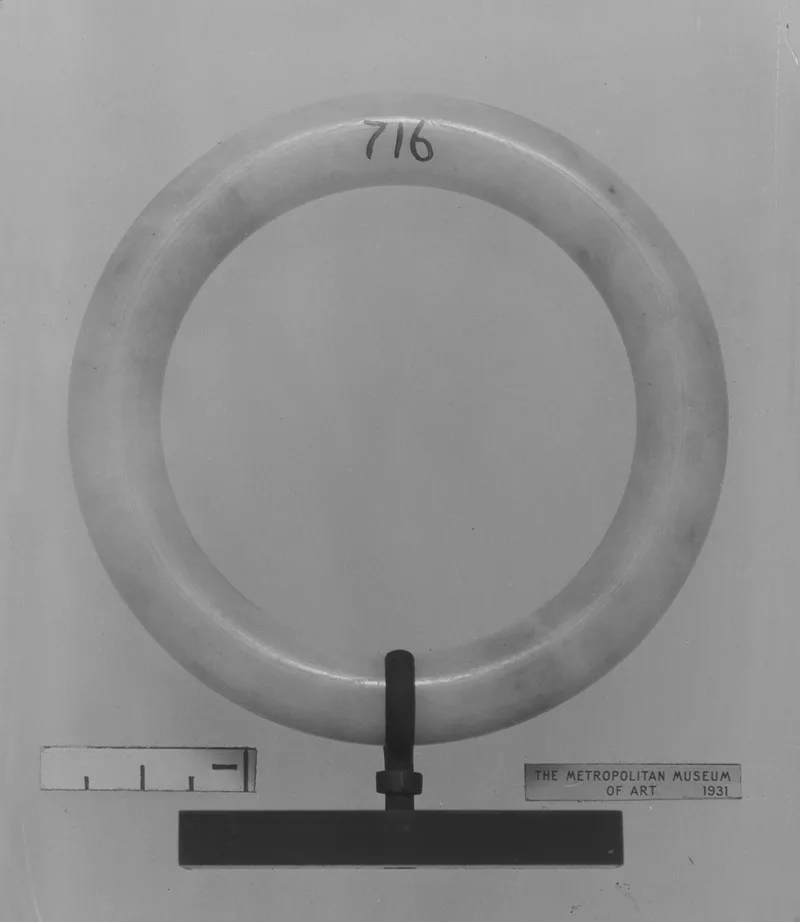 Jadeite armlet, qing dynasty, 7.9 cm high.