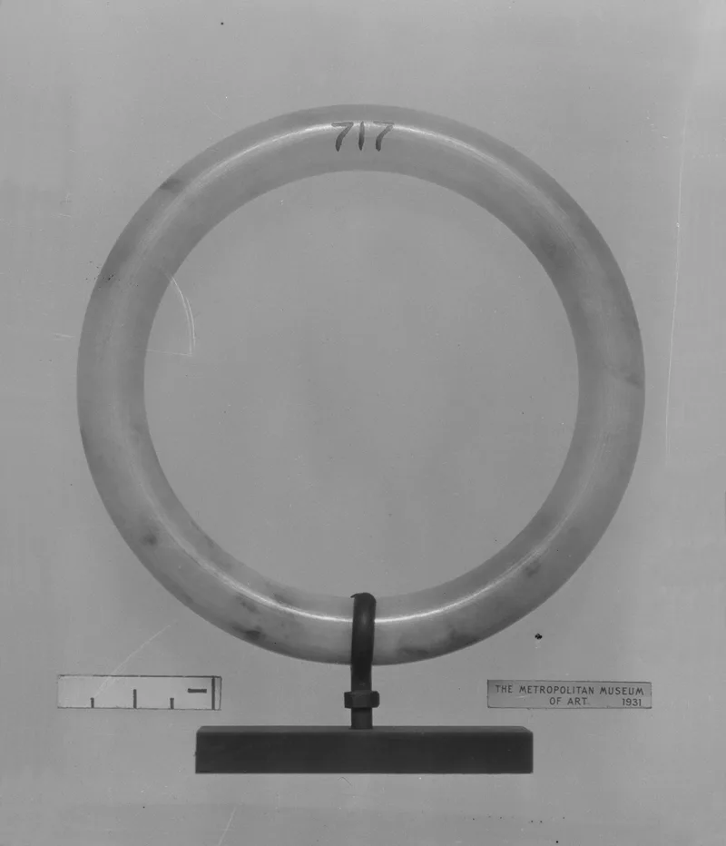 Jadeite armlet, qing dynasty, 9 cm high.