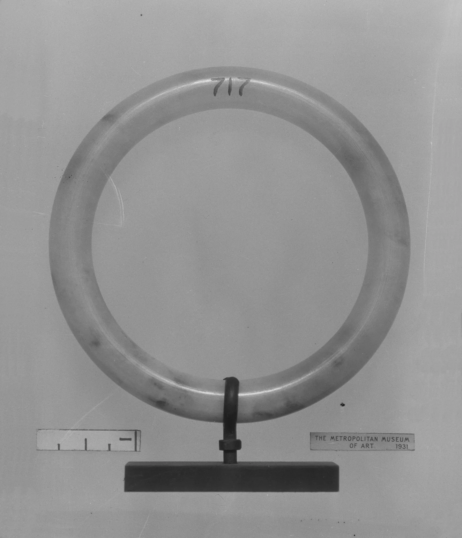 Jadeite armlet, qing dynasty, 9 cm high.