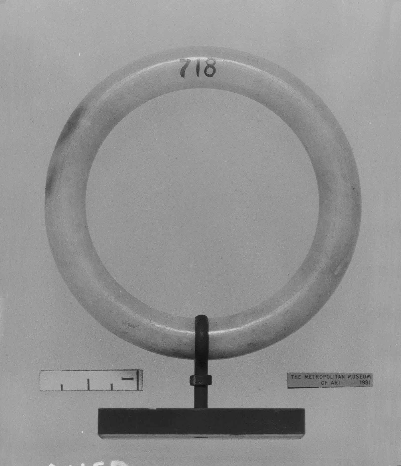 Jadeite armlet, qing dynasty, 8 cm high.
