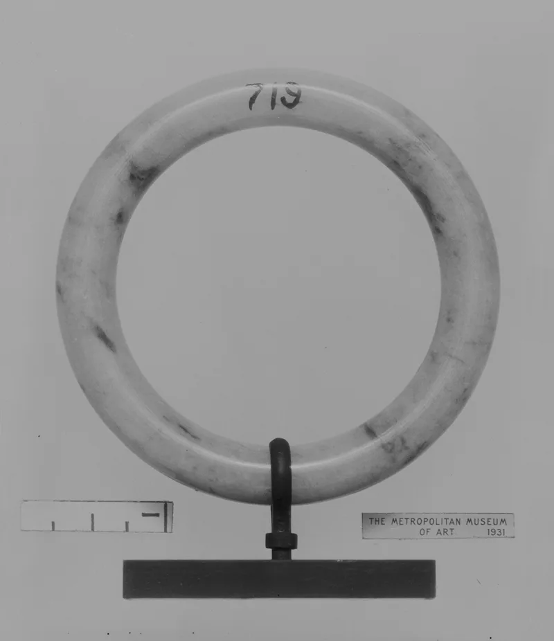 Jadeite armlet, qing dynasty, 7.5 cm high.