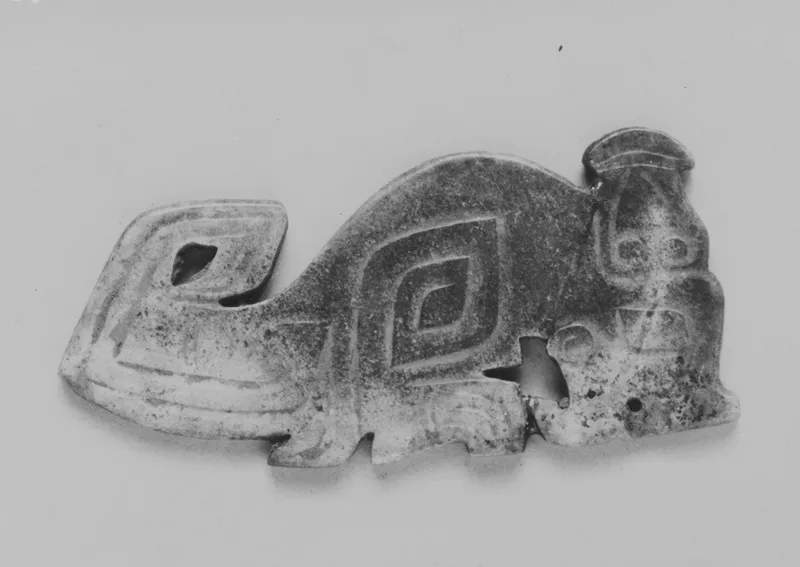 Jade (nephrite) pendant, in the shape of a dragon, shang and zhou dynasties, 3.5 cm high.
