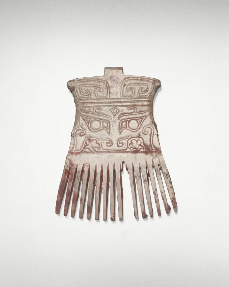 Jade (nephrite) and cinnabar comb, shang and zhou dynasties, 7.6 cm high.