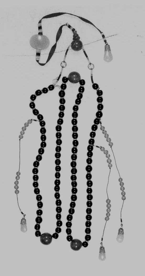 Glass necklace, qing dynasty, 66.7 cm long.