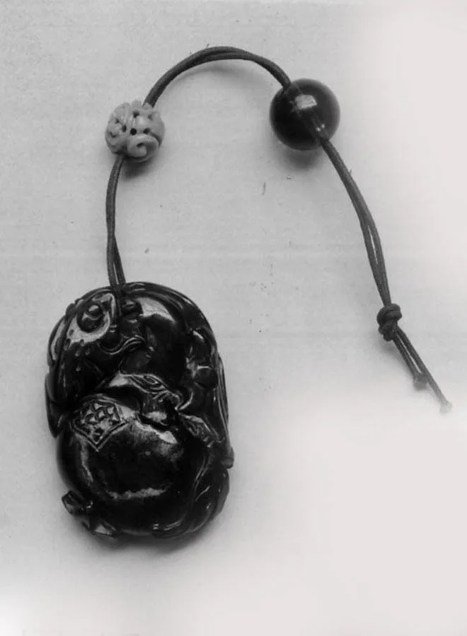 Amber pendant, qing dynasty, 3.8 cm long.