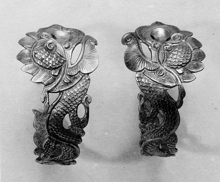 Gold earring, ming dynasty, 3.8 cm across.