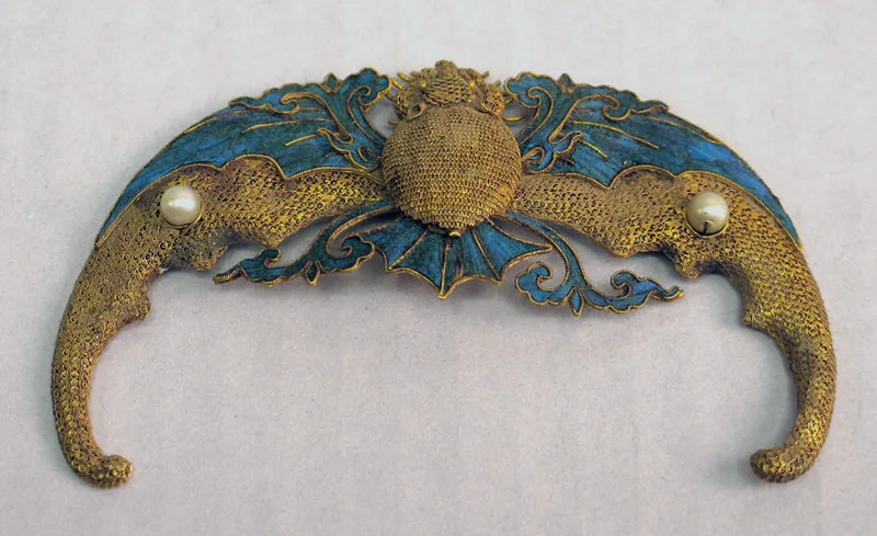 Gold and kingfisher feather headdress ornament, qing dynasty, 5.1 cm wide.