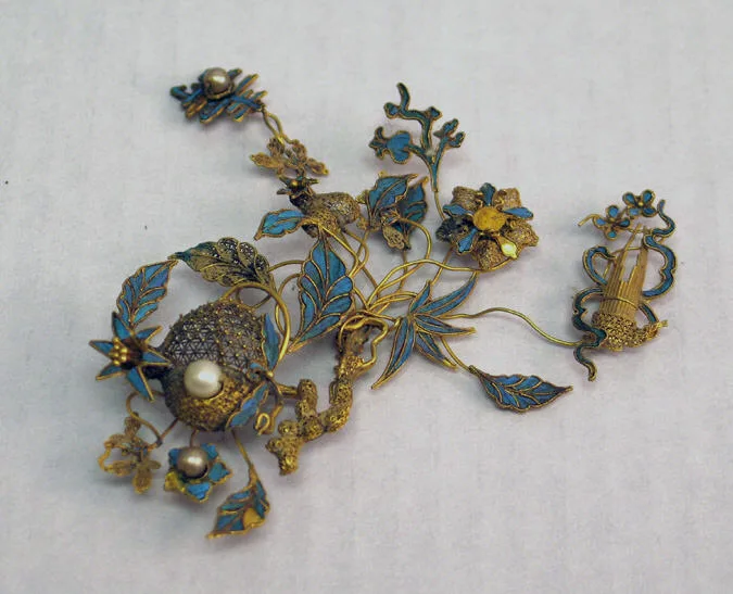 Gold and kingfisher feather headdress ornament, qing dynasty, 7.5 cm wide.
