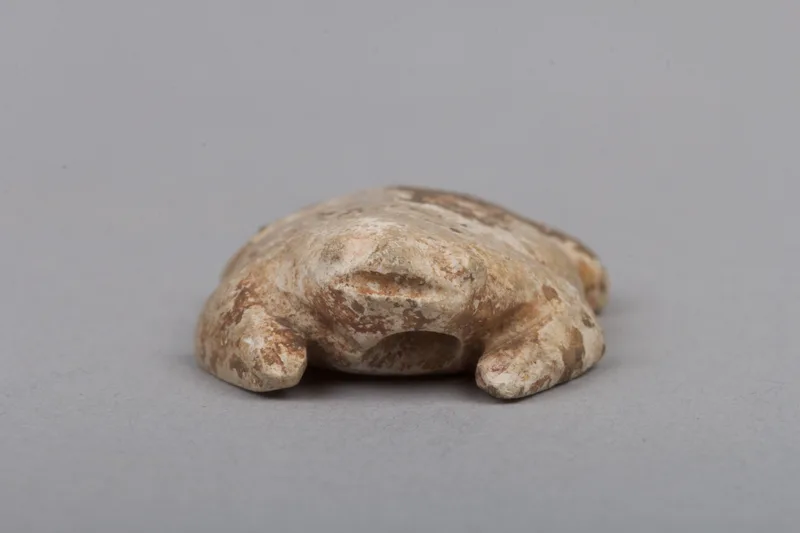 Jade (nephrite) pendant, shang and zhou dynasties, 3.3 cm long.